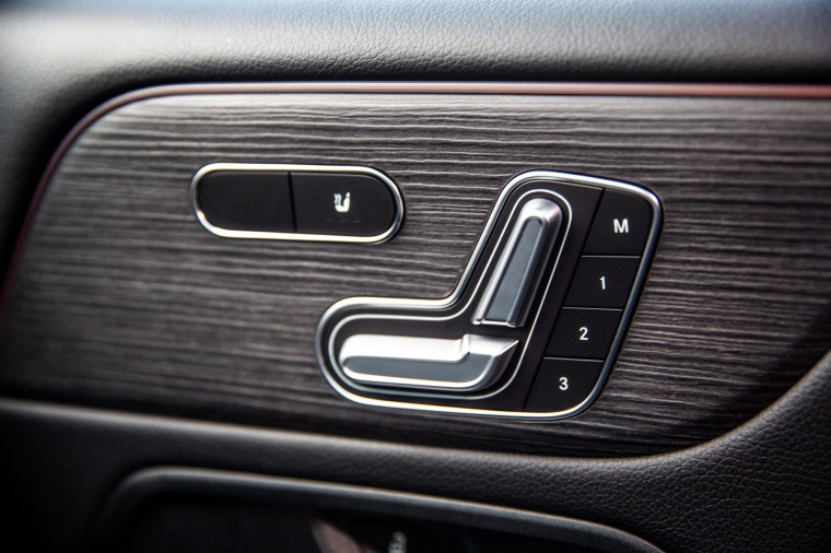 2020 Mercedes-Benz GLB 250 Seat Controls Picture