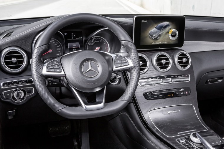 2016 Mercedes-Benz GLC-Class Cockpit Picture
