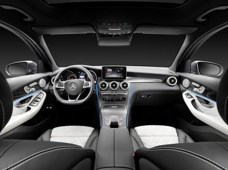2016 Mercedes-Benz GLC-Class Cockpit Picture