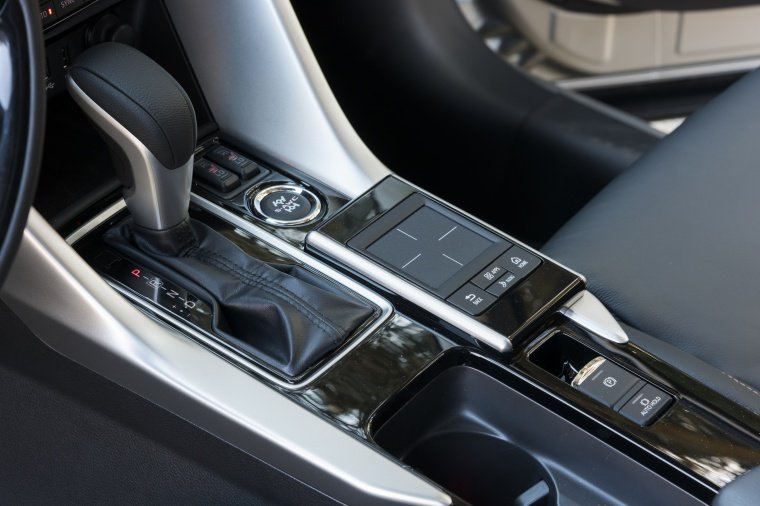 2019 Mitsubishi Eclipse Cross SEL S-AWC Center Console Picture