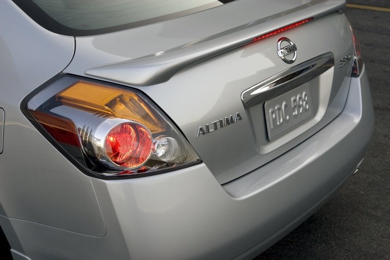 2012 Nissan Altima 3.5 SR Tail Light Picture