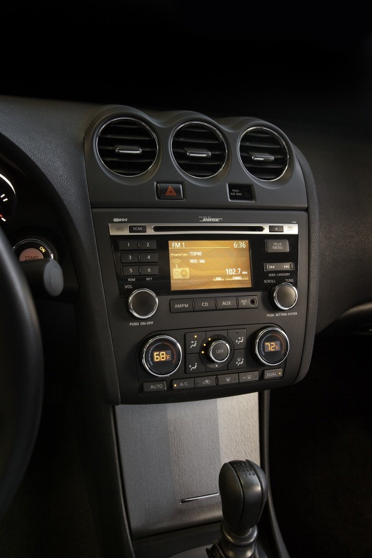 2013 Nissan Altima Coupe Center Stack Picture