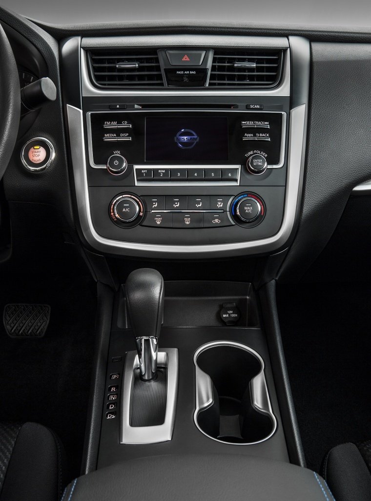 2016 Nissan Altima SR Center Stack Picture