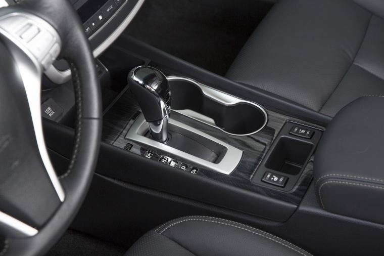 2016 Nissan Altima SR Center Console Picture