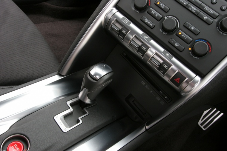 2011 Nissan GT-R Gear Lever Picture