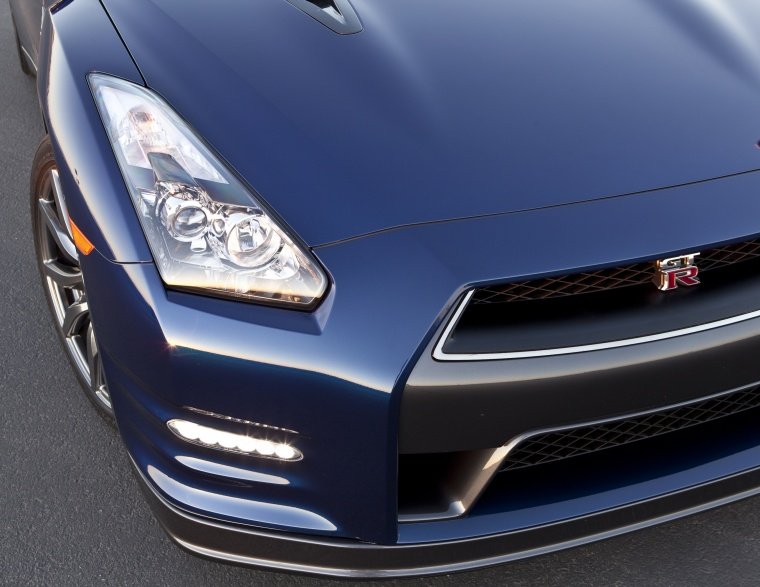 2014 Nissan GT-R Coupe Headlight Picture