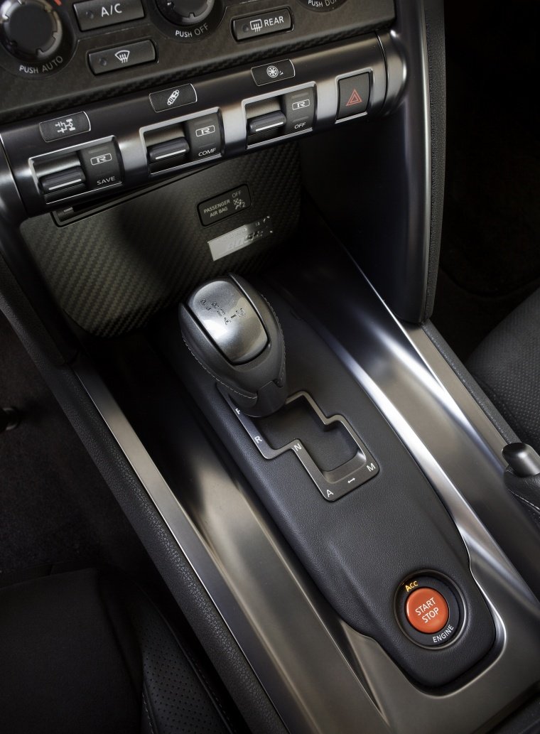 2014 Nissan GT-R Coupe Gear Lever Picture
