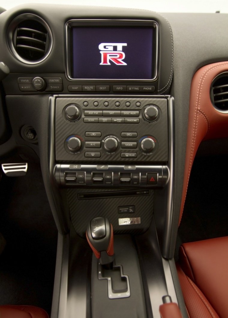 2014 Nissan GT-R Coupe Center Stack Picture