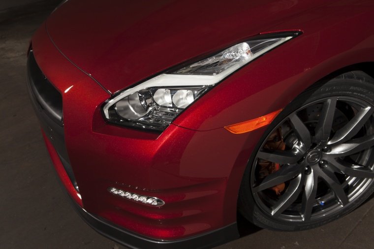 2015 Nissan GT-R Headlight Picture