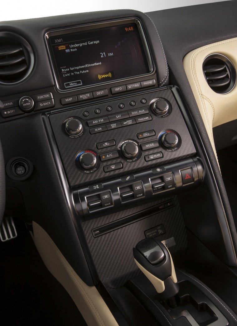 2016 Nissan GT-R Center Stack Picture