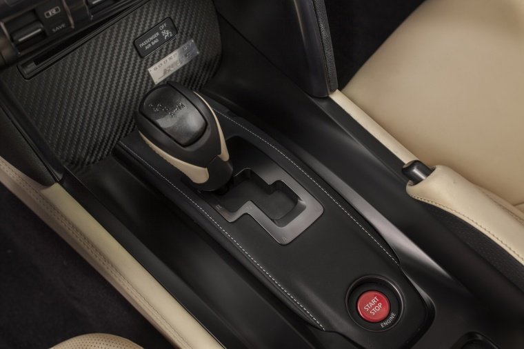 2016 Nissan GT-R Gear Lever Picture