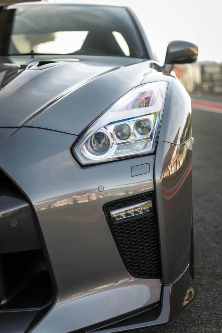 2017 Nissan GT-R Coupe Premium Headlight Picture