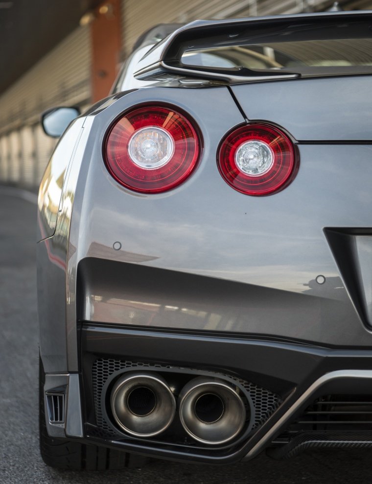 2017 Nissan GT-R Coupe Premium Tail Light Picture