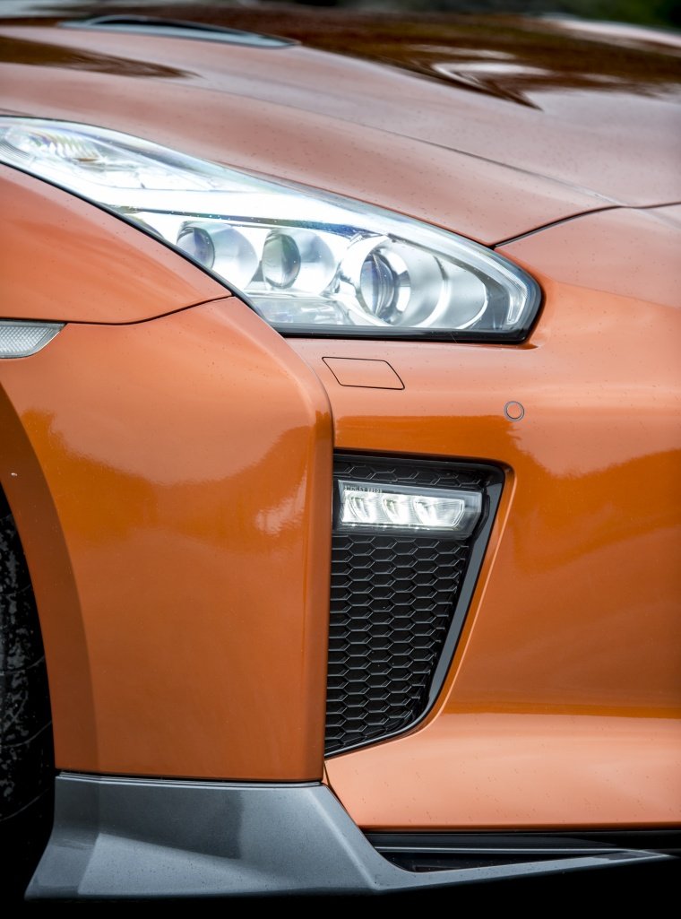 2018 Nissan GT-R Coupe Premium Headlight Picture