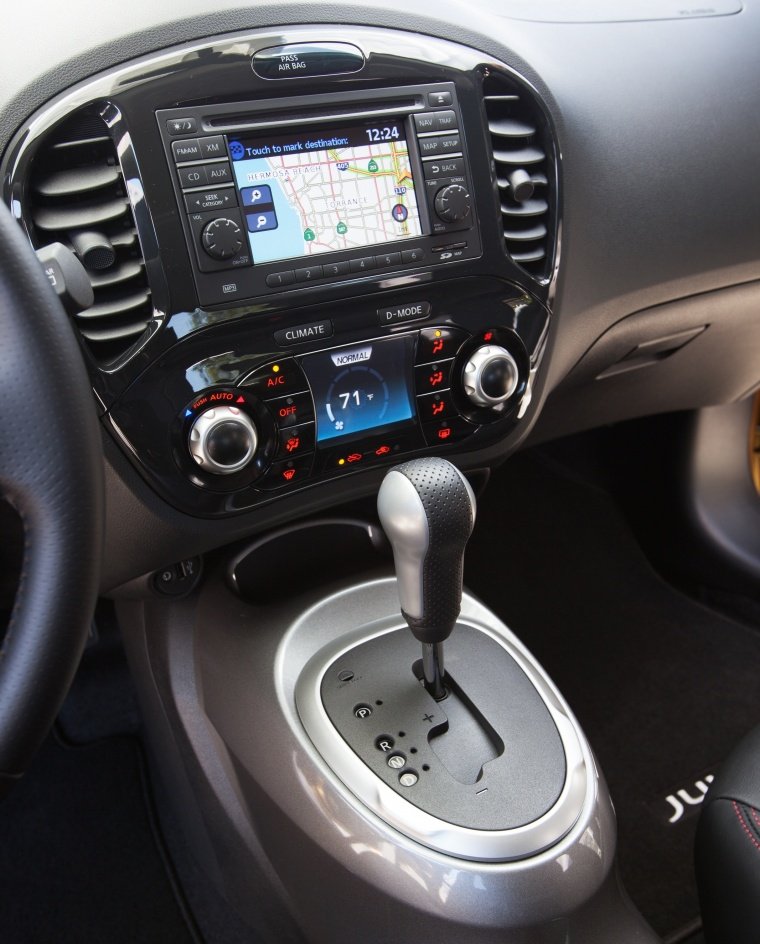 2013 Nissan Juke SL AWD Center Stack Picture