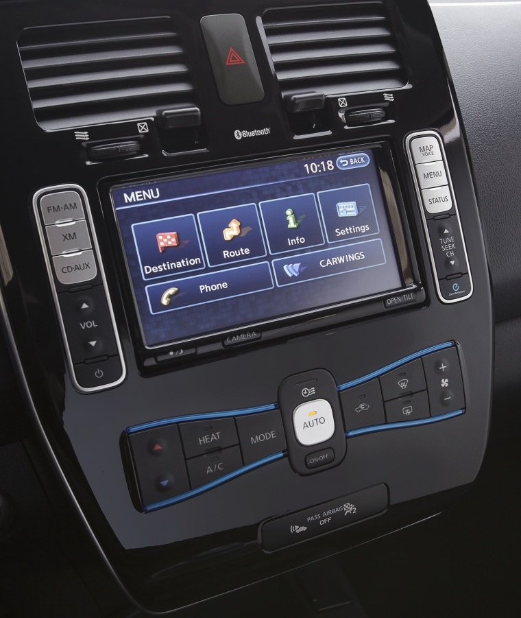 2014 Nissan Leaf Center Stack Picture