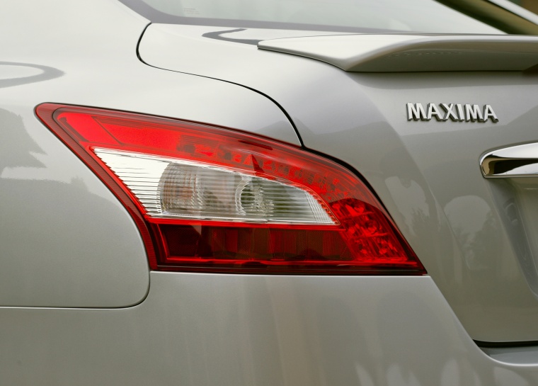 2010 Nissan Maxima Taillight Picture