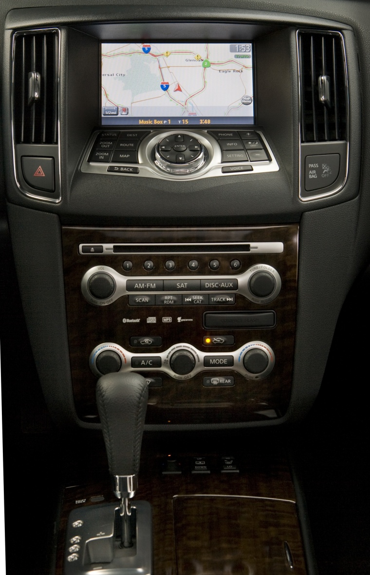 2010 Nissan Maxima Center Dash Picture