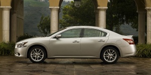 2010 Nissan Maxima Pictures