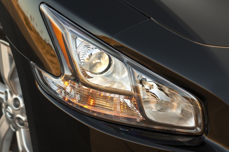 2012 Nissan Maxima Headlight Picture