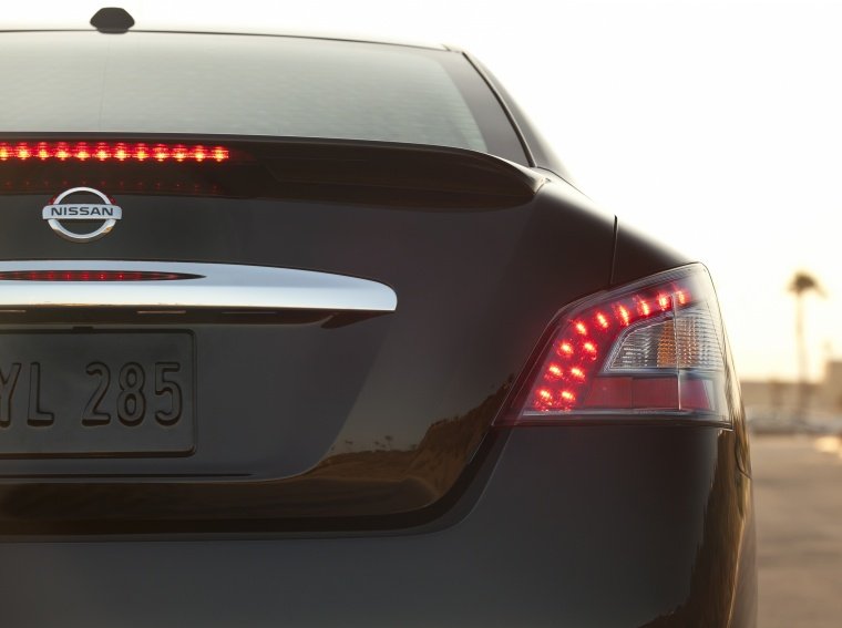2012 Nissan Maxima Tail Light Picture