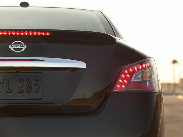2014 Nissan Maxima Tail Light Picture