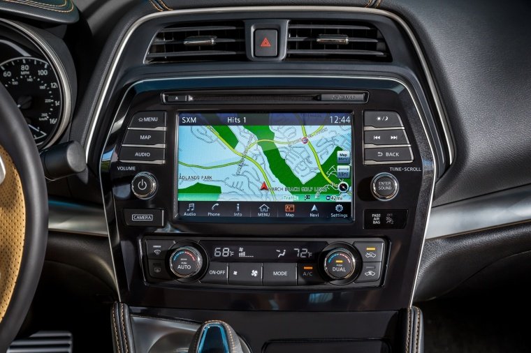 2016 Nissan Maxima SR Sedan Center Stack Picture