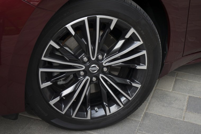 2016 Nissan Maxima Platinum Sedan Rim Picture