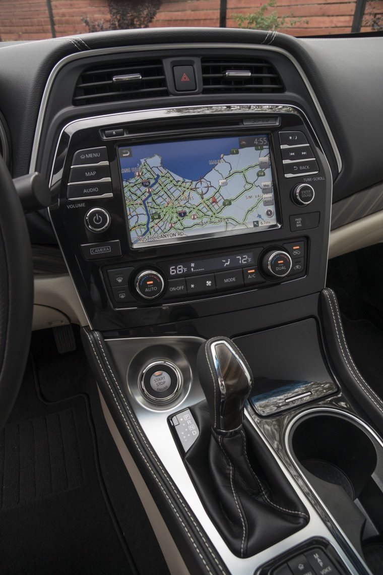 2016 Nissan Maxima Platinum Sedan Center Stack Picture