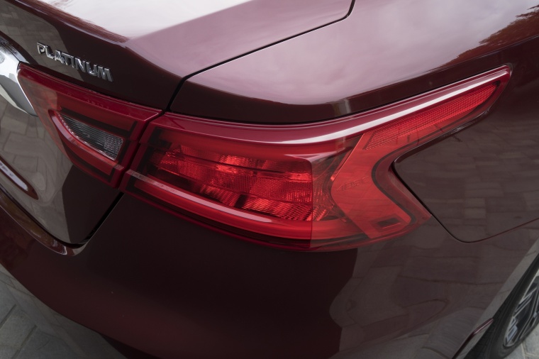 2017 Nissan Maxima Platinum Sedan Tail Light Picture
