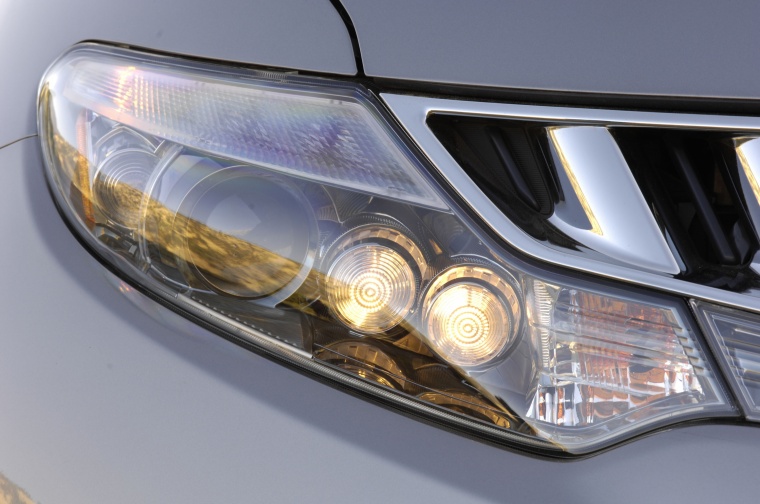 2010 Nissan Murano Headlight Picture