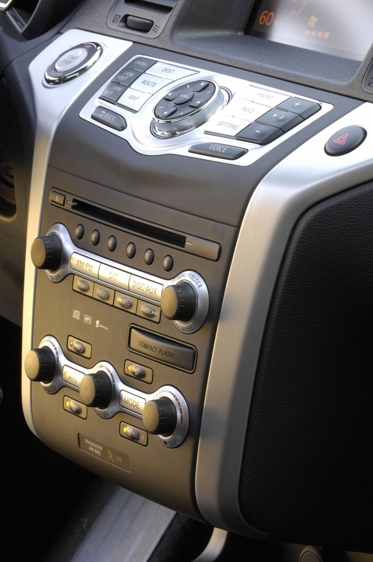 2011 Nissan Murano Center Stack Picture