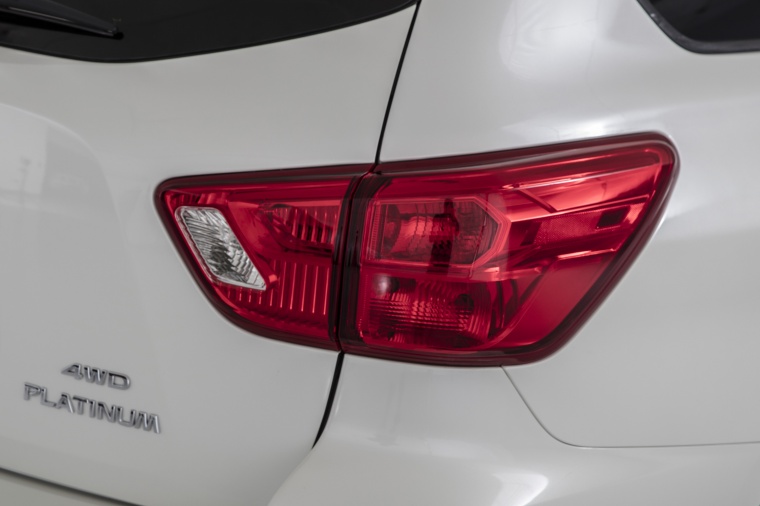 2018 Nissan Pathfinder Platinum Tail Light Picture