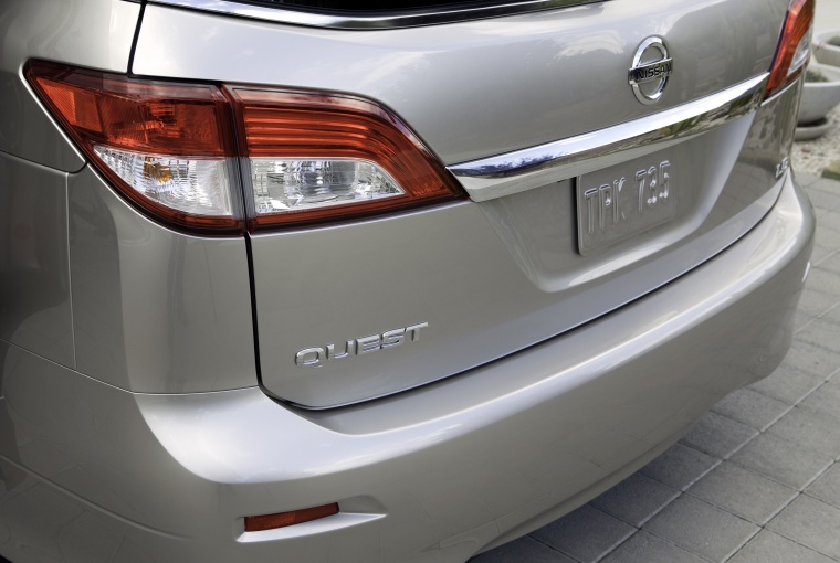 2014 Nissan Quest Tail Light Picture