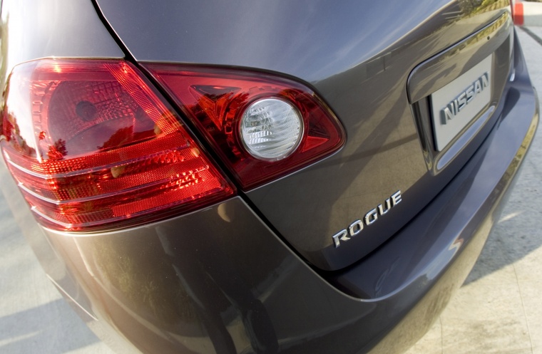 2010 Nissan Rogue Tail Light Picture