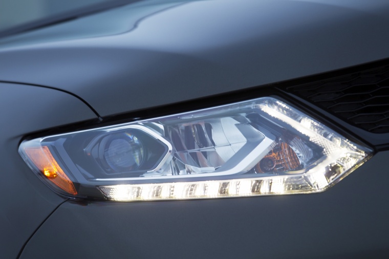 2014 Nissan Rogue SL AWD Headlight Picture