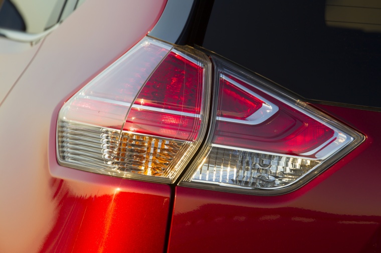 2015 Nissan Rogue SL AWD Tail Light Picture
