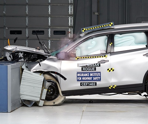 2015 Nissan Rogue IIHS Frontal Impact Crash Test Picture