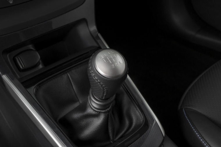 2017 Nissan Sentra SR Turbo Manual Gear Lever Picture