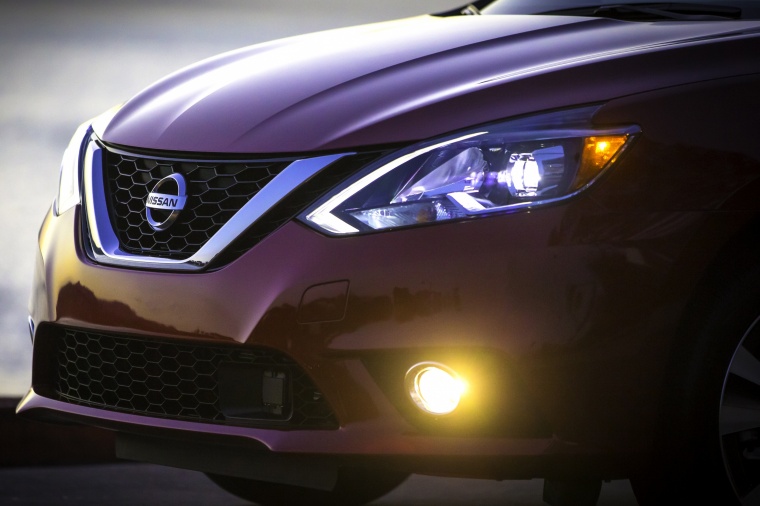 2017 Nissan Sentra Headlight Picture