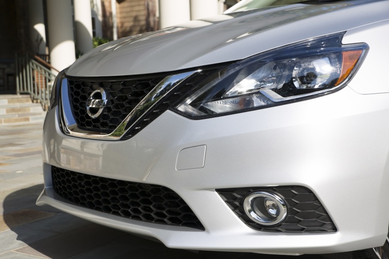 2018 Nissan Sentra SR Turbo Headlight Picture