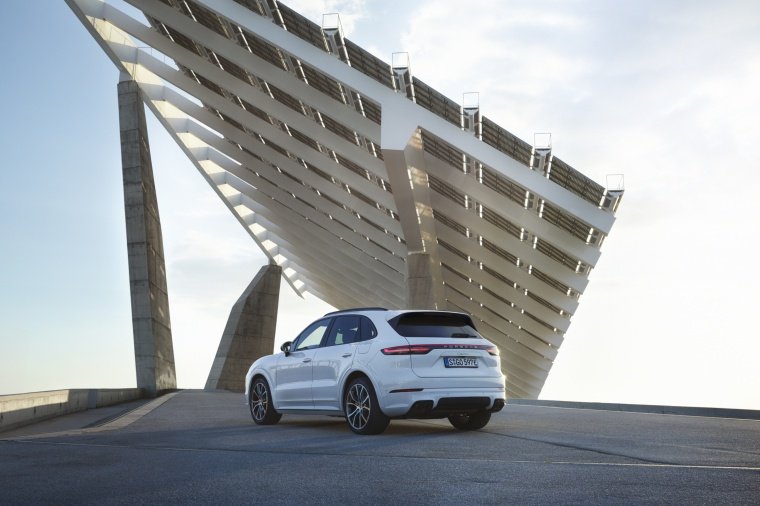 2019 Porsche Cayenne e-Hybrid AWD Picture