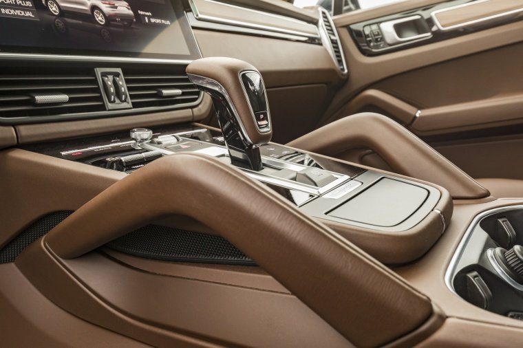 2019 Porsche Cayenne e-Hybrid AWD Center Console Picture