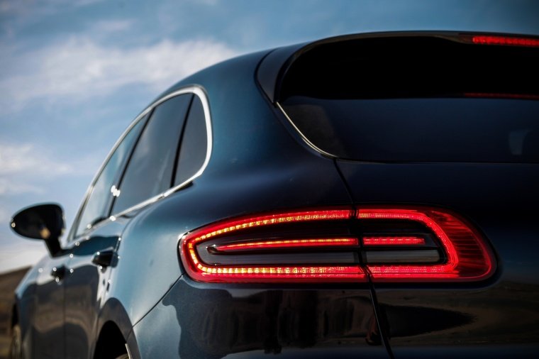 2015 Porsche Macan S Tail Light Picture