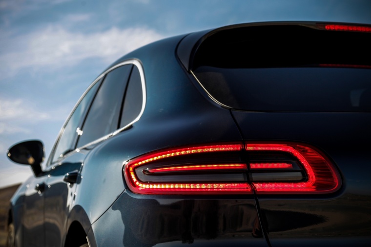 2016 Porsche Macan S Tail Light Picture