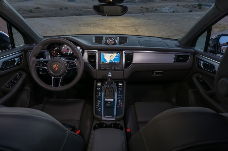 2016 Porsche Macan S Cockpit Picture