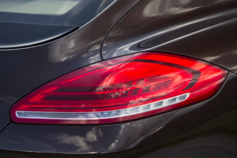 2014 Porsche Panamera 4S Tail Light Picture