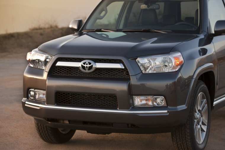2013 Toyota 4Runner Limited Headlights Picture