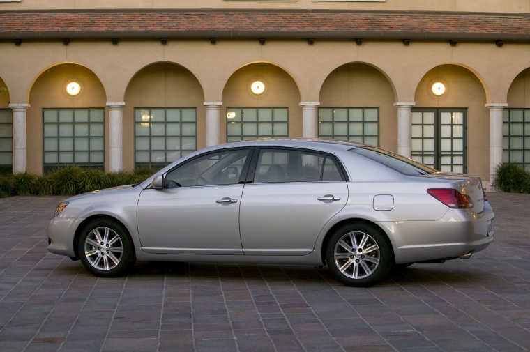 2010 Toyota Avalon Limited Picture