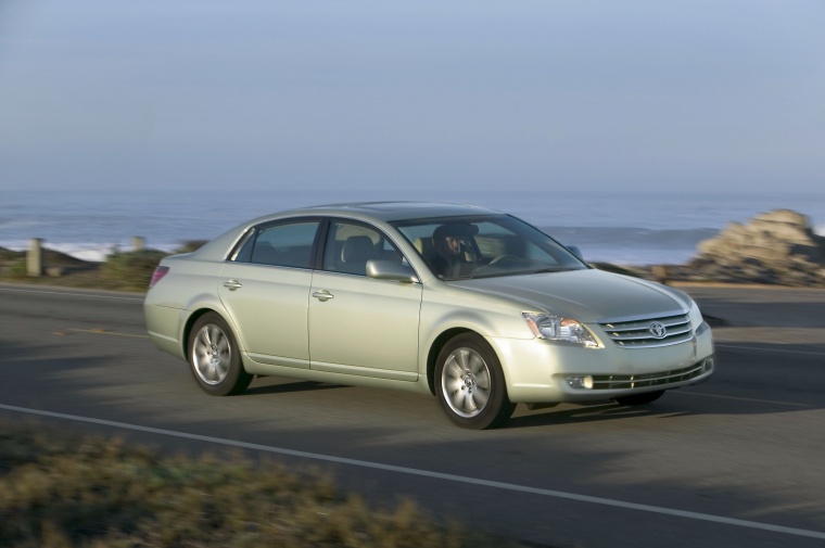 2010 Toyota Avalon XLS Picture